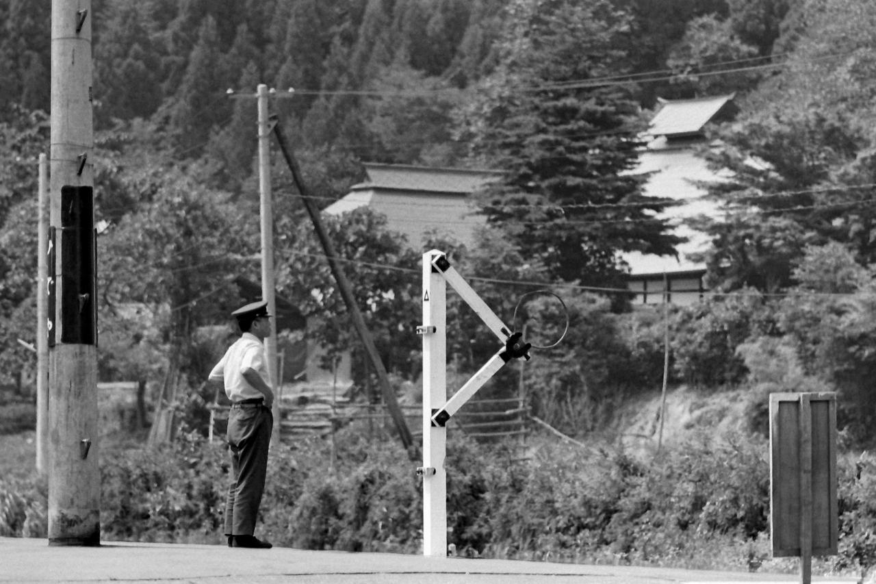 1977夏 只見線 会津川口駅のホーム(1) 小出行き普通列車を待つ乗客 | EVERYBODY×PHOTOGRAPHER.com